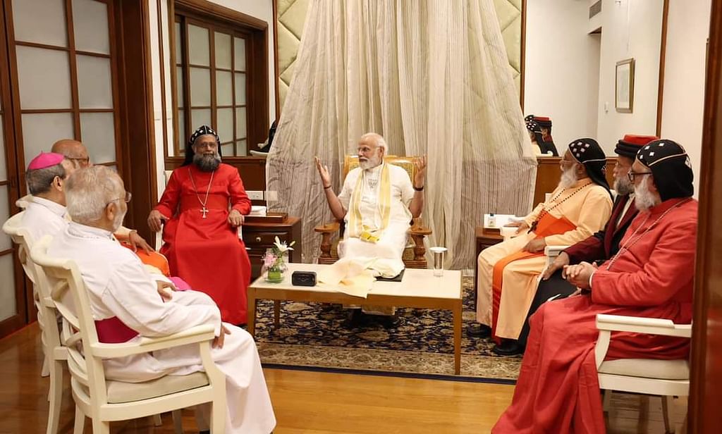 பேராயர்களிடம் உரையாடும் பிரதமர் மோடி