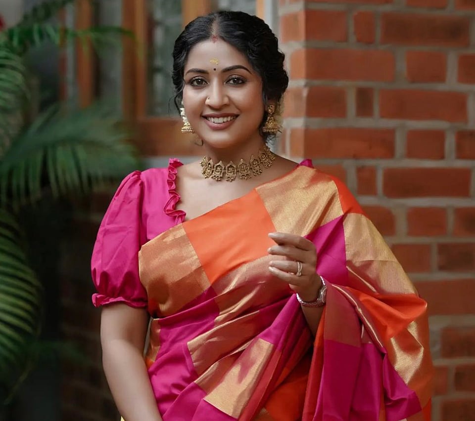 `துக்க வீட்டிலும் செல்ஃபி எடுக்கிறார்கள்’ - நடிகை நவ்யா நாயர் வருத்தம்