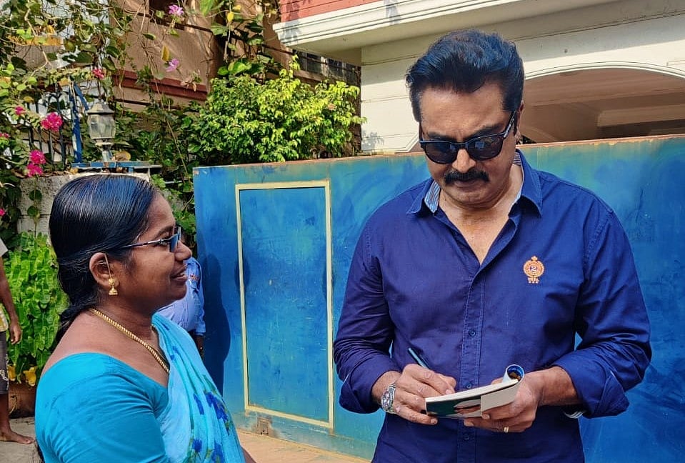 Sarath Kumar: வீட்டின் முன்பு குவிக்கப்பட்டிருக்கும் 6,000 புத்தகங்கள்; இலவசமாகத் தரும் சரத்குமார்!
