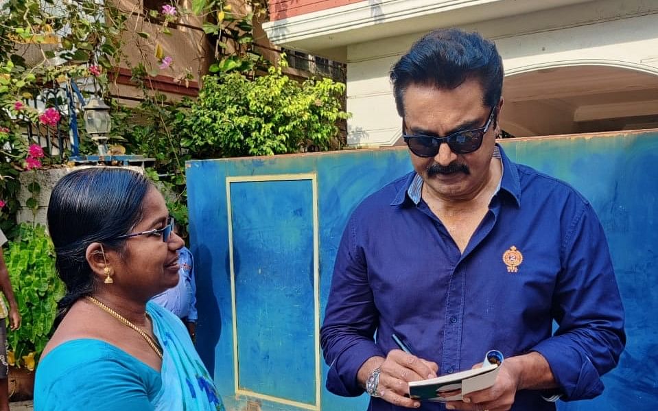 Sarath Kumar: வீட்டின் முன்பு குவிக்கப்பட்டிருக்கும் 6,000 புத்தகங்கள்; இலவசமாகத் தரும் சரத்குமார்!