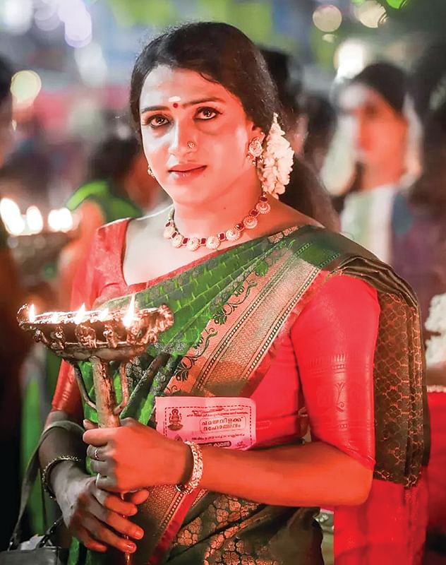 நேர்த்திக்கடனுக்காக பெண் வேடம்! - ஆண்கள் கொண்டாடும் விநோத திருவிழா