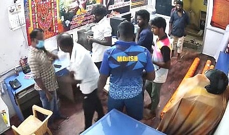 வாணியம்பாடி: பேனர் கடை ஊழியரை அறைந்த அதிமுக பிரமுகர்... வெளியான வீடியோ; போலீஸ் விசாரணை