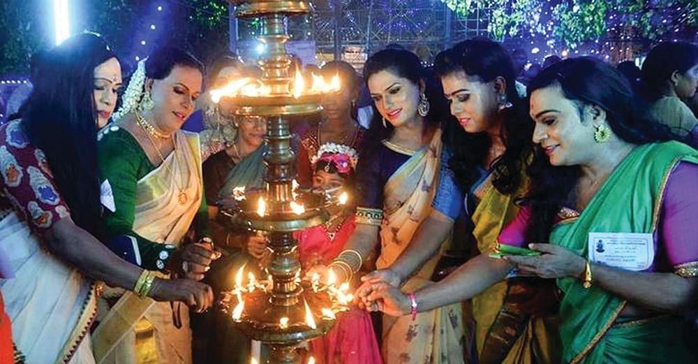 நேர்த்திக்கடனுக்காக பெண் வேடம்! - ஆண்கள் கொண்டாடும் விநோத திருவிழா