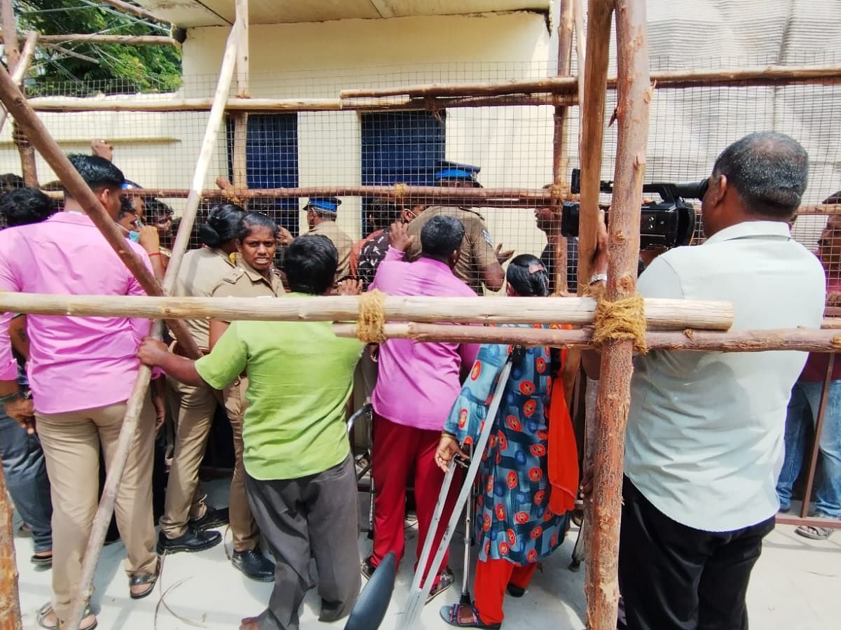 Chepauk: `நீயெல்லாம் மேட்ச் பார்க்கதான் வர்றியா?'- மாற்றுத்திறனாளிகளை மதிக்கத் தவறிய போலீஸ்