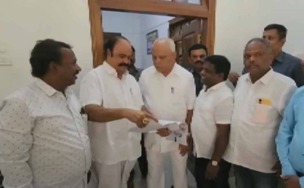 எடியூரப்பாவைச் சந்தித்த ஓ.பி.எஸ் அணியினர்.