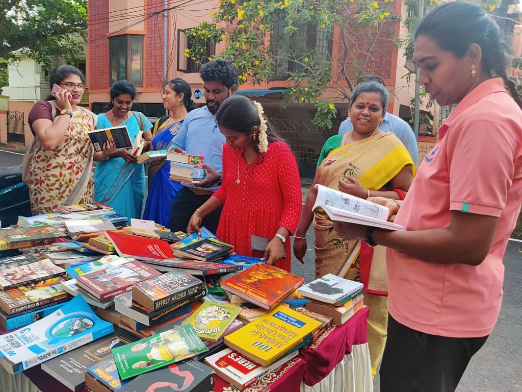 ஆர்வமாக புத்தகங்கள் வாங்கிய  மக்கள்