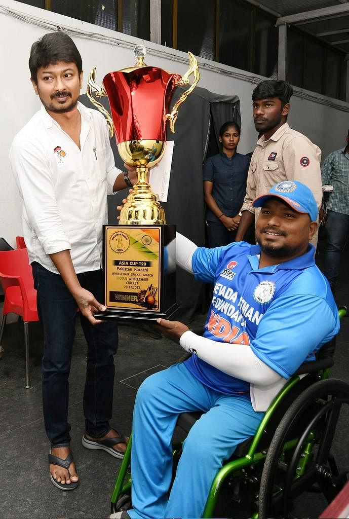 உதயநிதியுடன் வினோத்பாபு