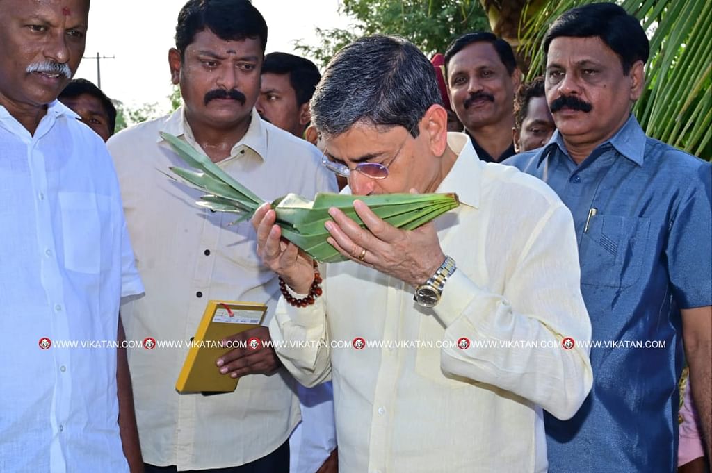 பனை ஓலையில் பதநீர் குடித்த ஆளுநர்