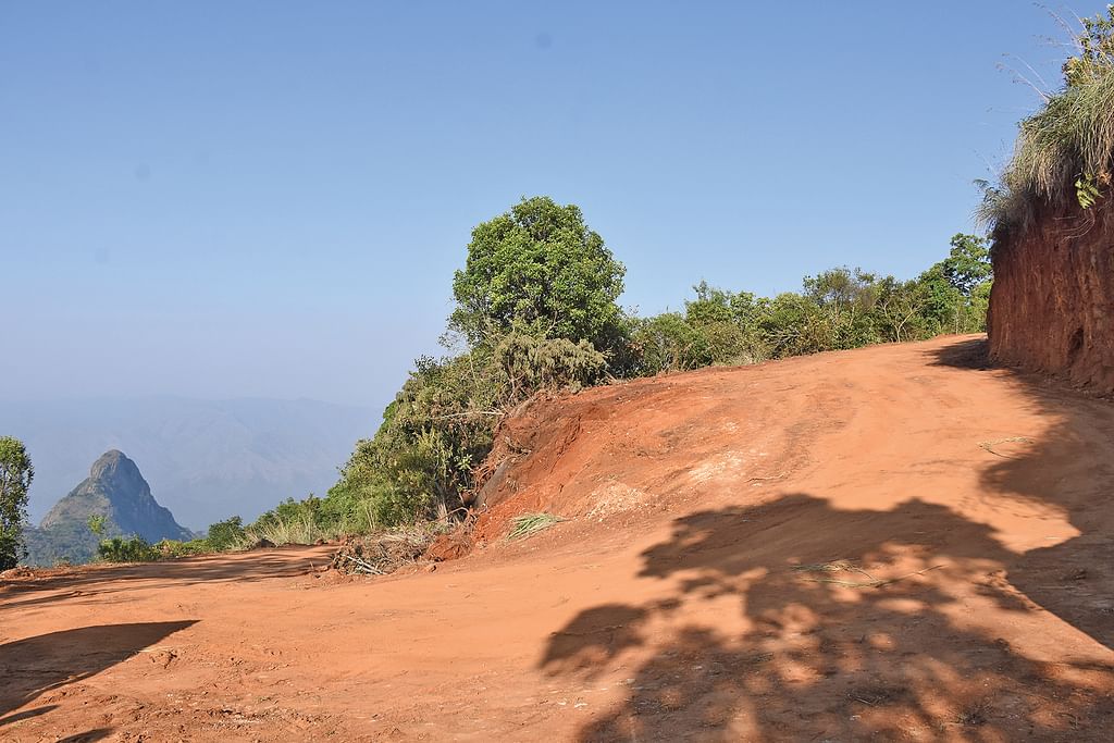 மலையைக் குடைந்து சாலை