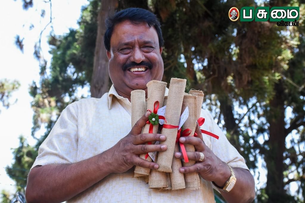 மர விதைகள் கொண்ட அழைப்பிதழ்