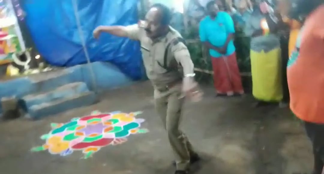 கோயில் விழாவில் யூனிஃபார்மில் நடனமாடும் போலீஸ் எஸ்.ஐ ஷாஜி