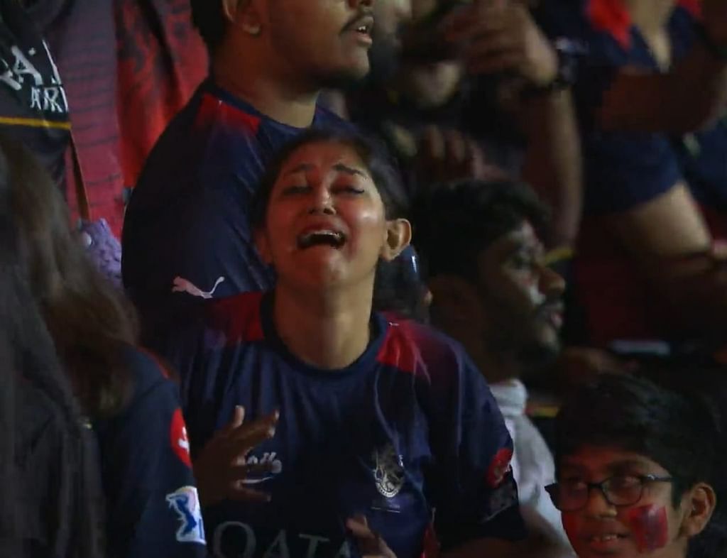 பெங்களூர் அணி ரசிகையின் அழுகை