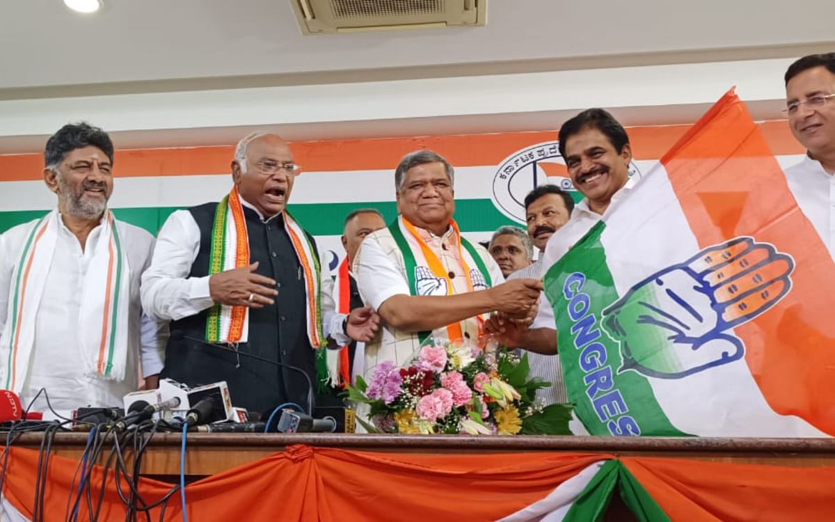 கர்நாடகா: காங்கிரஸில் இணைந்த முன்னாள் முதல்வர், முன்னாள் துணை முதல்வர் - வலுவிழக்கிறதா பாஜக?!