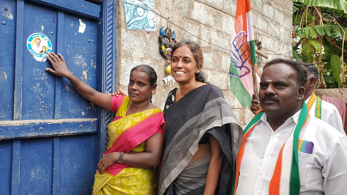 கர்நாடகத் தேர்தல்; ஹெலிகாப்டரில் பணத்தை வாரியிறைக்கிறார் அண்ணாமலை!" -  ஜோதிமணி குற்றச்சாட்டு | congress mp jothimani starts `my house rahul house'  campaign in karur - Vikatan