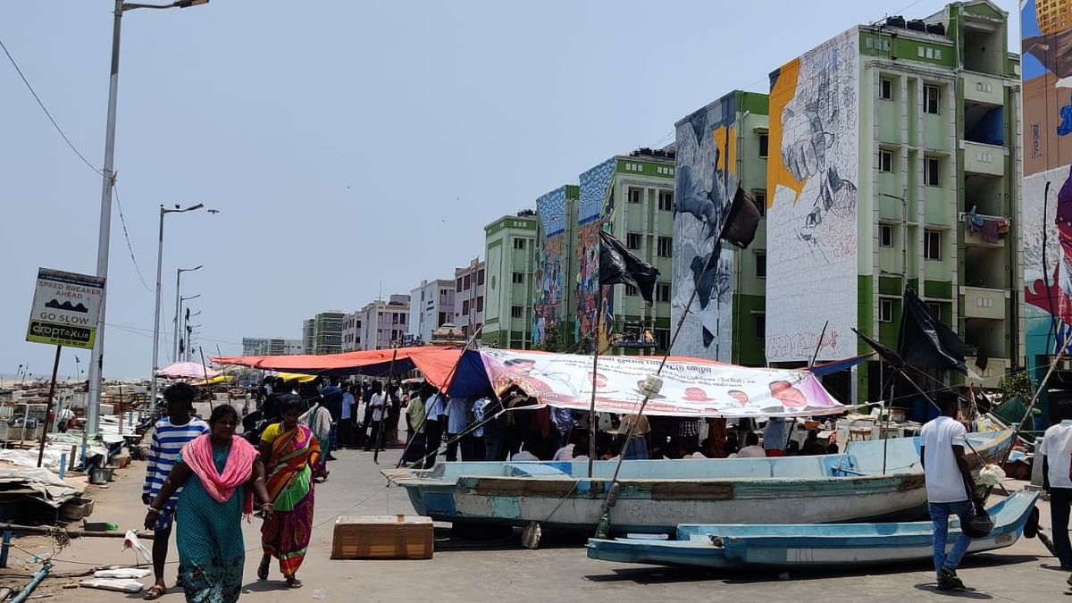 சாலைமறியல் போராட்டத்தில் நொச்சிக்குப்பம் பகுதி மக்கள்