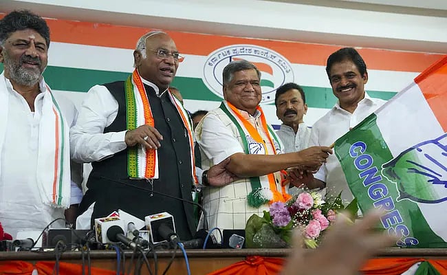 ஆளுநர், அமைச்சர் பதவிகள் வேண்டாம்! -  பாஜகவிலிருந்து விலகி காங்கிரஸில் சேர்ந்த ஜெகதீஷ் ஷெட்டர்