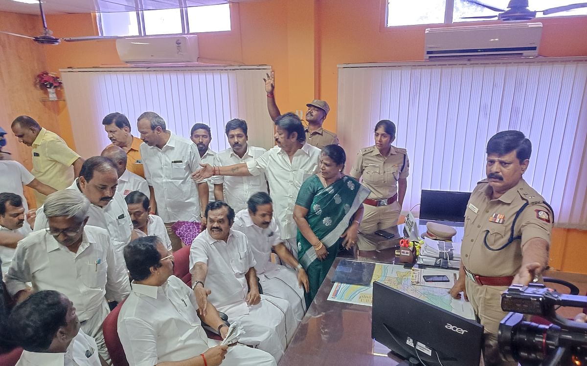 ``ஓபிஎஸ் மேல நடவடிக்கை எடுங்க சார்’’ - கமிஷனர் அலுவலகத்தில் குவிந்த அதிமுக-வினரால் பரபரப்பு