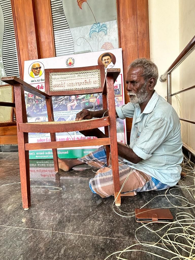 நாற்காலிக்கு ஒயர் பின்னும் சாத்தையா
