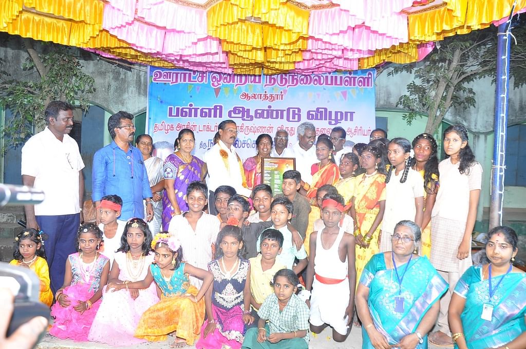 பள்ளி விழாவில் மாணவர்களுடன் தலைமையாசிரியர்