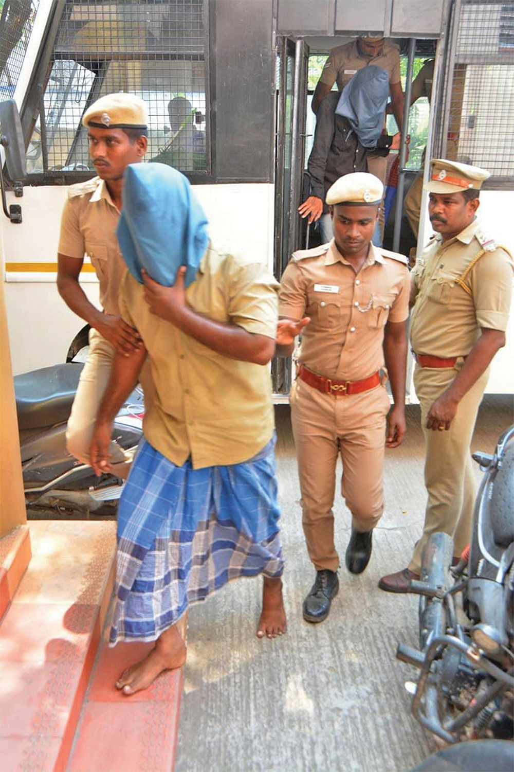 மிரட்டிய கும்பல்... வேட்டையாடிய போலீஸ்!
