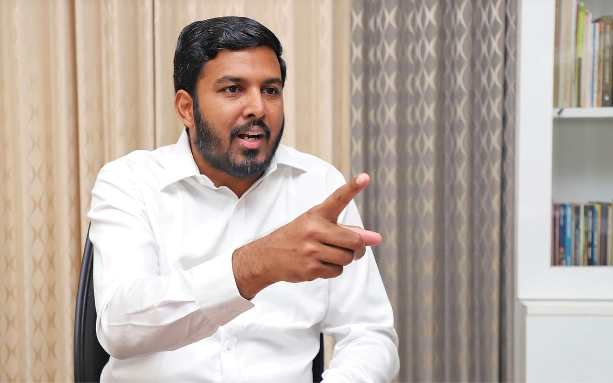 ``சீமான் இப்படியே பேசிக்கொண்டிருப்பதும் நல்லதுதான்..!” - ஆளூர் ஷாநவாஸ் சொல்வதற்குக் காரணம் என்ன?