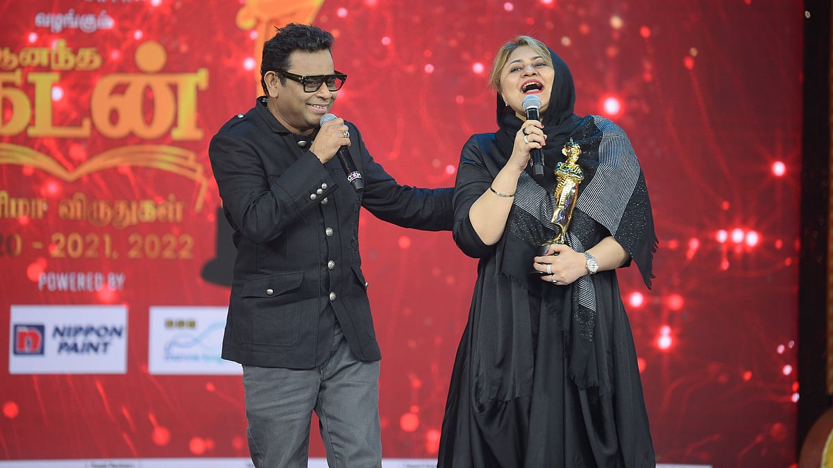 `இந்தியில் பேசாதீங்க, தமிழில் பேசுங்க ப்ளீஸ்'- விகடன் விழா மேடையில் மனைவியிடம் சொன்ன ரஹ்மான்!