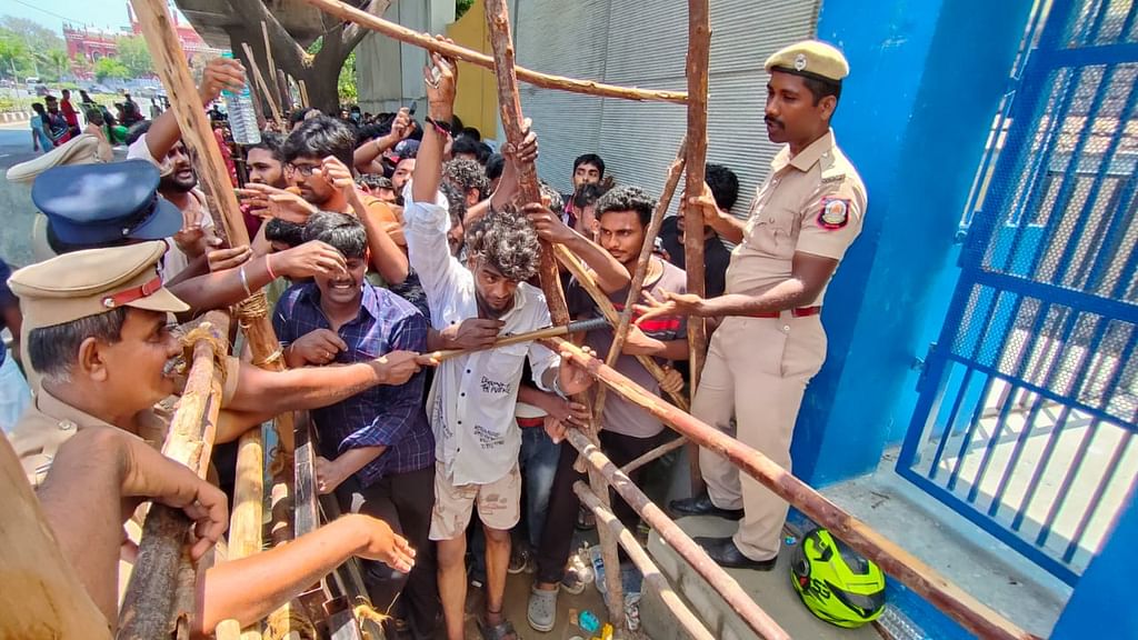 கவுன்ட்டர் டிக்கெட் விற்பனை - ரசிகர்கள் கூட்டம்