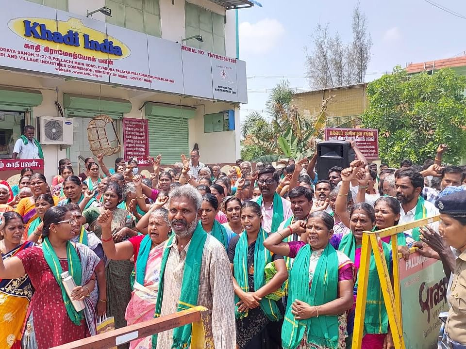 ``அரசின் அடையாள அட்டைகளைத் திருப்பிக் கொடுப்போம்" - உருக்காலைக்கு எதிராகப் போராடும் மக்கள்...