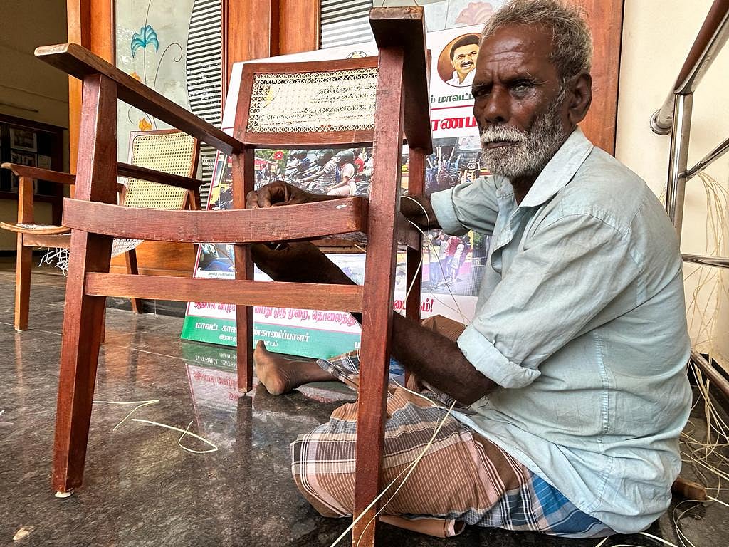 `கலெக்டர் சொன்ன அந்த 100 ரூபாய் கூலி உயர்வு இன்னும் தரல'- ஆட்சியர் அலுவலகத்தில் கலங்கும் தொழிலாளி 