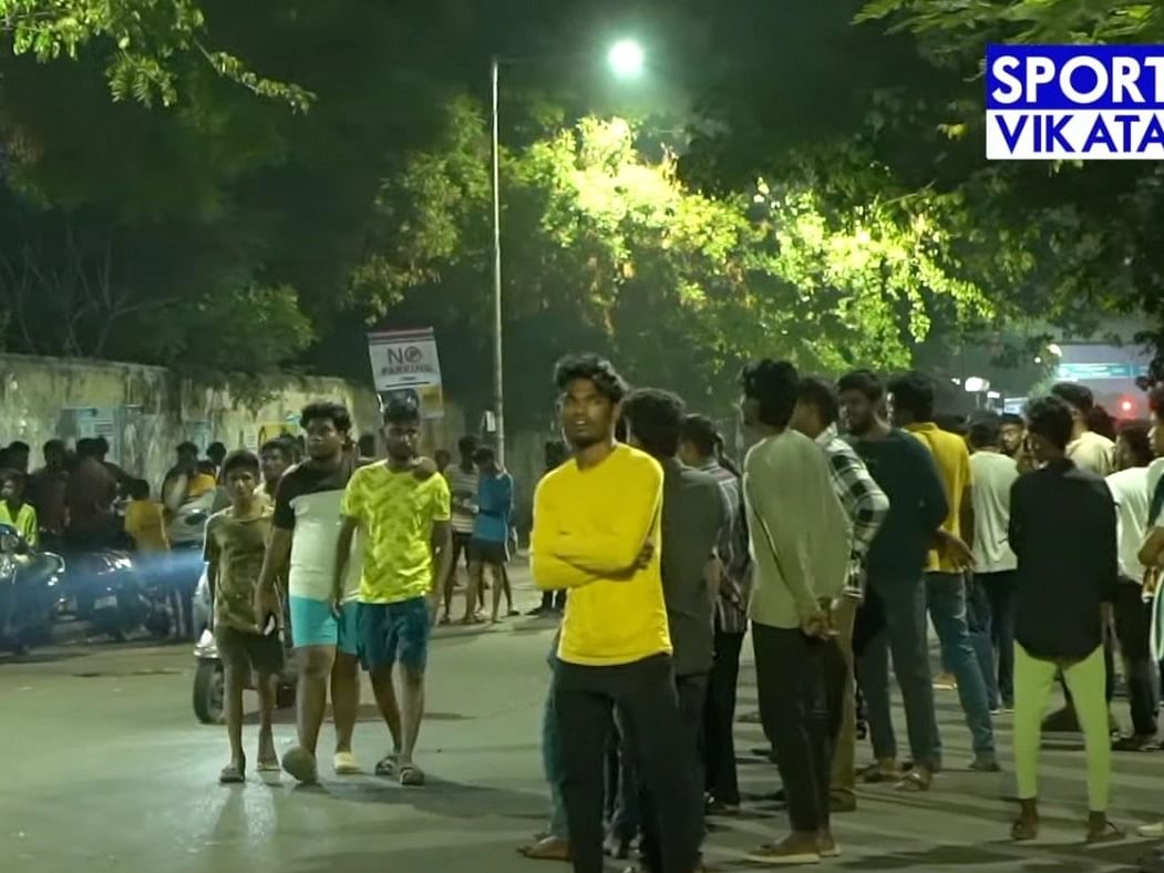 Chepauk: "டிக்கெட் ரேட் அதிகம் சார்..." களைகட்டும் ப்ளாக் டிக்கெட்டுகள் - ஸ்பாட் விசிட்! | IPL 2023