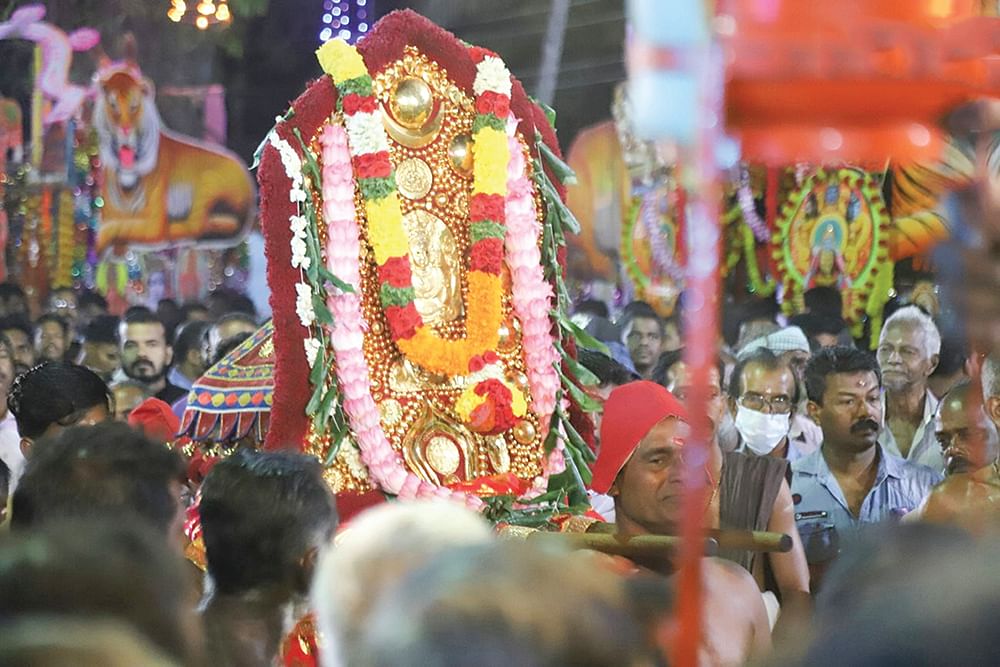 நேர்த்திக்கடனுக்காக பெண் வேடம்! - ஆண்கள் கொண்டாடும் விநோத திருவிழா
