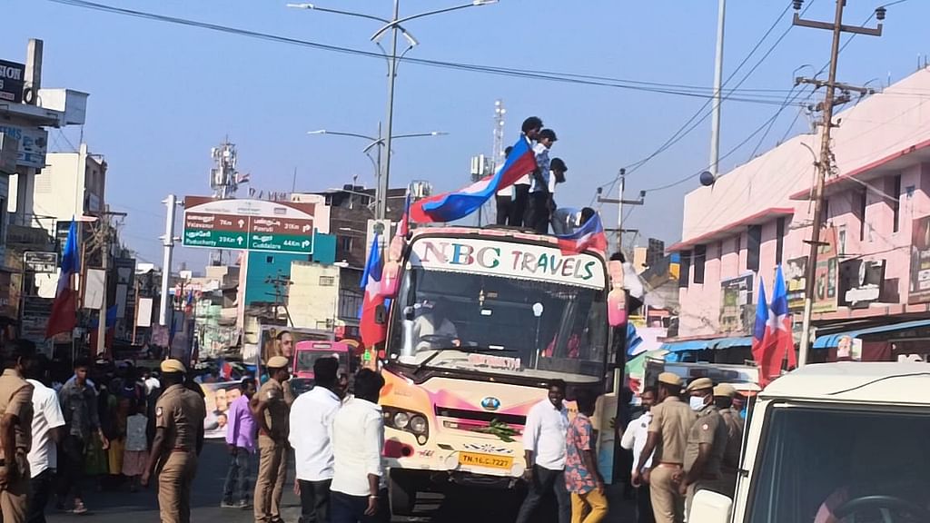 பேரணிக்காகப் பேருந்துமீது அமர்ந்து வந்த வி.சி.க-வினர்