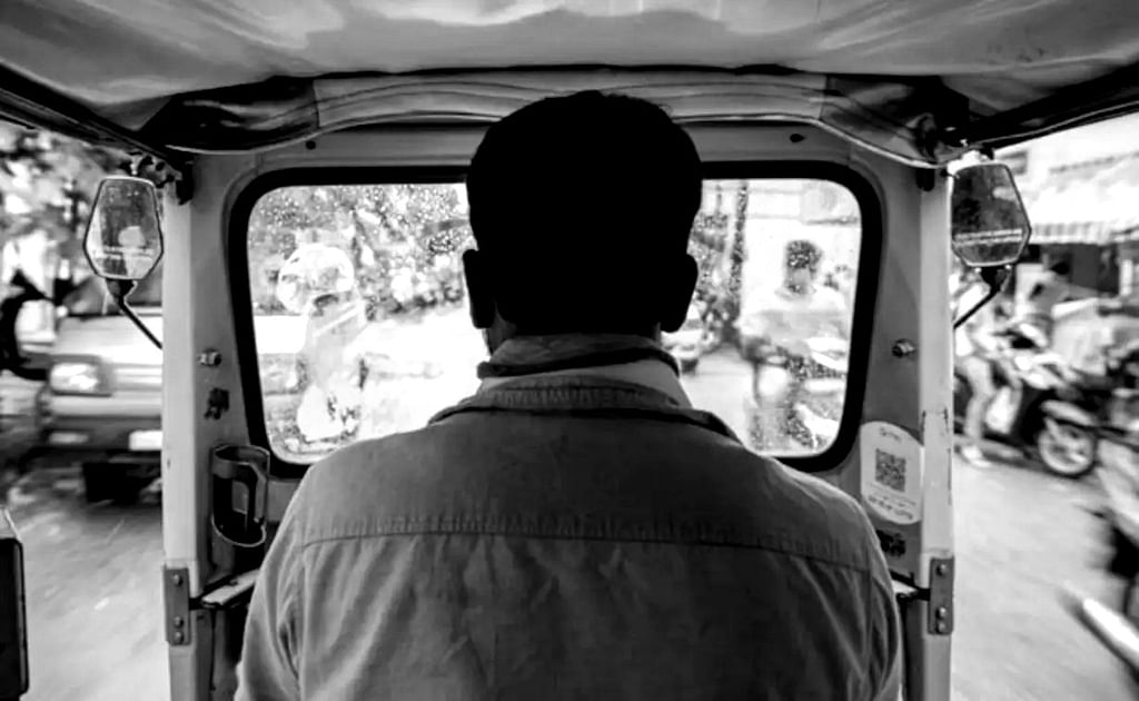 எங்களுக்கு அவன் சவாரியே தர மாட்டான்!