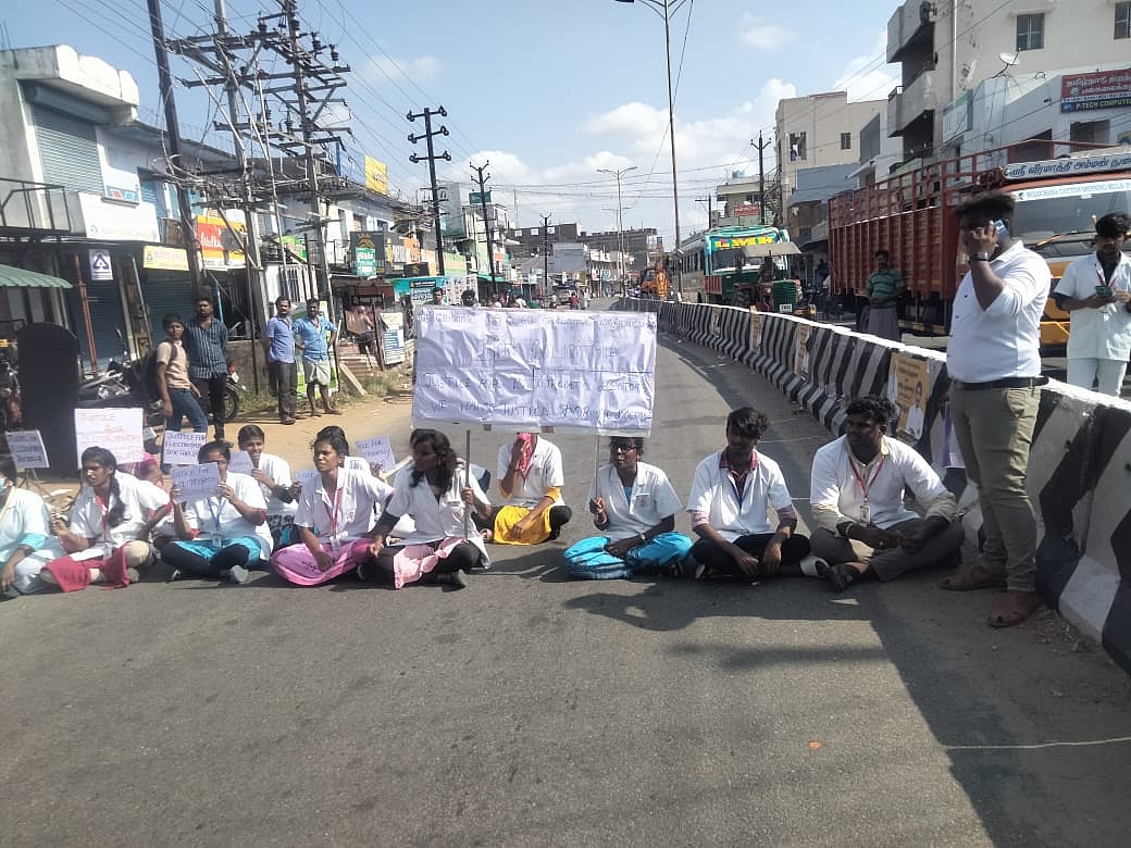 திருப்பூர்: அங்கீகாரம் இல்லாத மருத்துவக் கல்லூரிக்கு சீல்; பரிதவிக்கும் மாணவர்கள் - விசாரணை தீவிரம்
