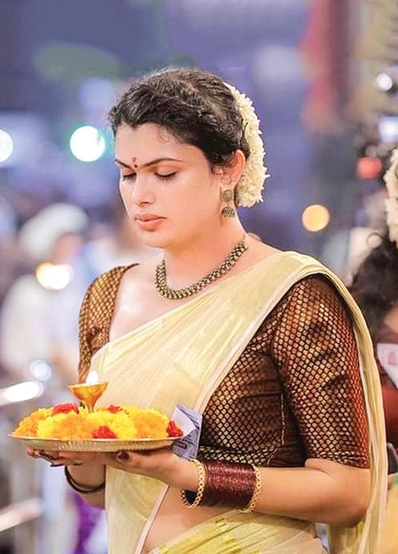 நேர்த்திக்கடனுக்காக பெண் வேடம்! - ஆண்கள் கொண்டாடும் விநோத திருவிழா