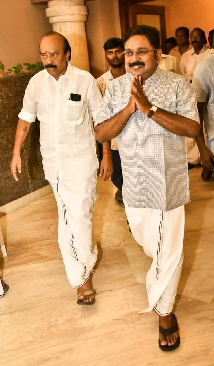 டி.டி.வி.தினகரனுடன் மனோகரன்
