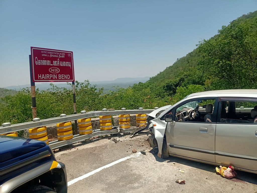விபத்துக்குள்ளான கார்
