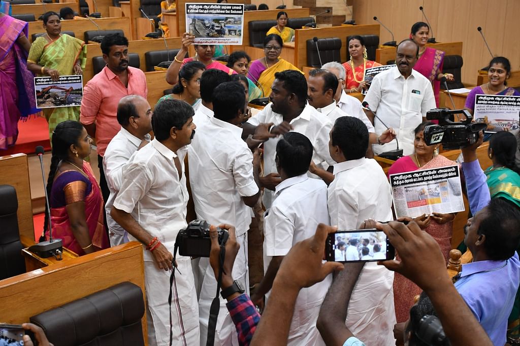 தஞ்சாவூர்
மாநகராட்சி கூட்டத்தில் கவுன்சிலர்களிடையே வாக்குவாதம்