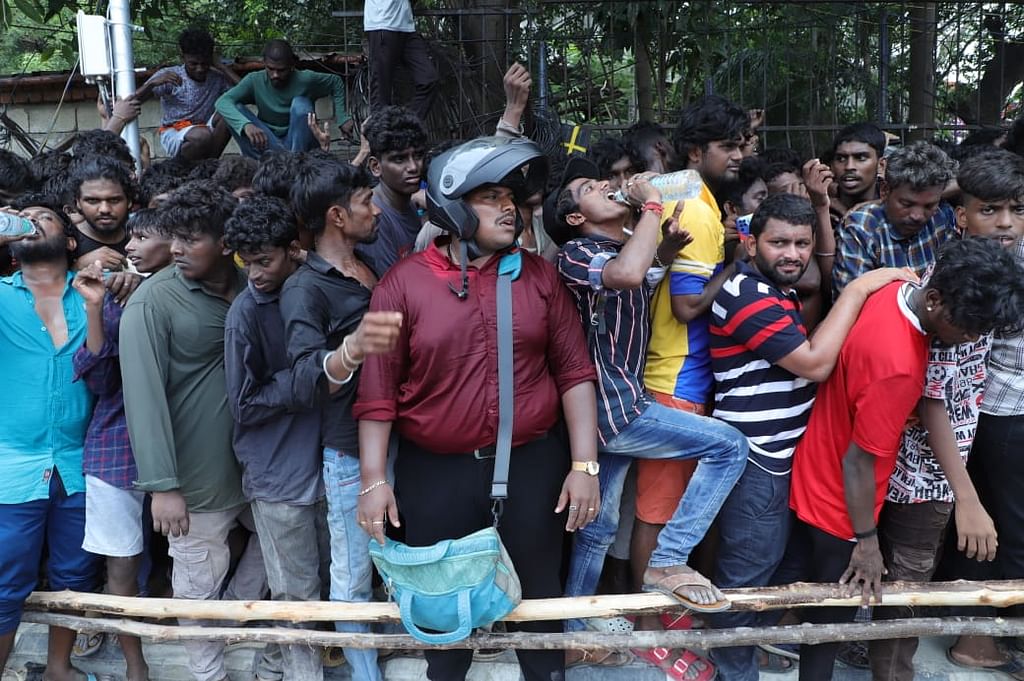 சேப்பாக்கத்தில் டிக்கெட் வாங்க நின்றிருந்த கூட்டம்