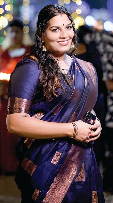 நேர்த்திக்கடனுக்காக பெண் வேடம்! - ஆண்கள் கொண்டாடும் விநோத திருவிழா