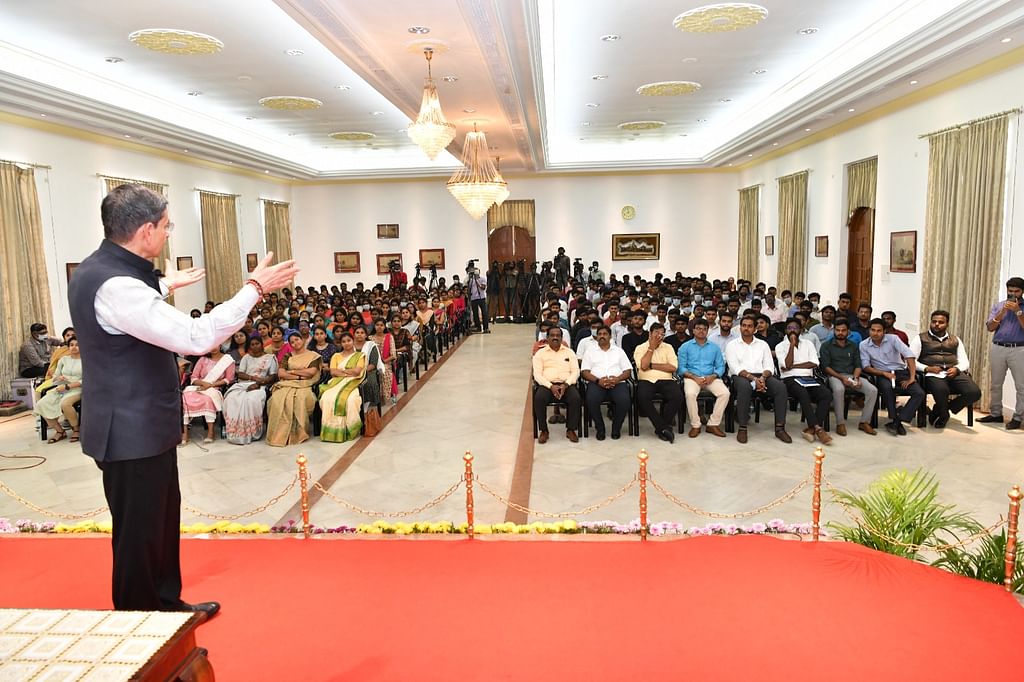 `போராட்டக்காரர்கள் பணம் வாங்கினார்கள் என மக்களைக் கொச்சைப்படுத்தலாமா?!' - ஆளுநருக்கு திமுக கேள்வி