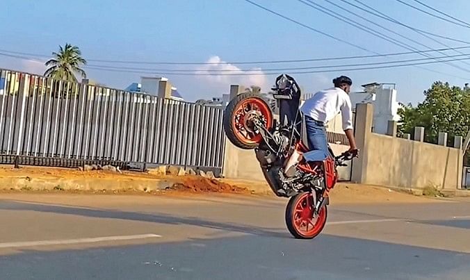 பரபரப்பான சாலையில் பைக் ஸ்டன்ட்!