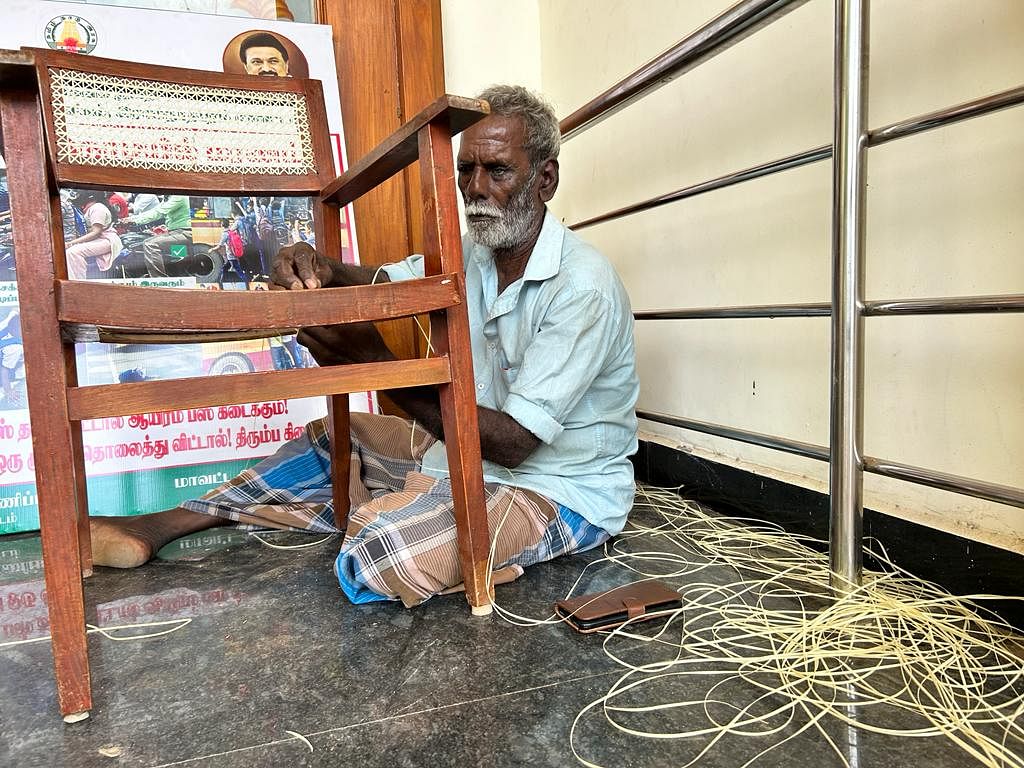 நாற்காலிக்கு ஒயர் பின்னும் சாத்தையா