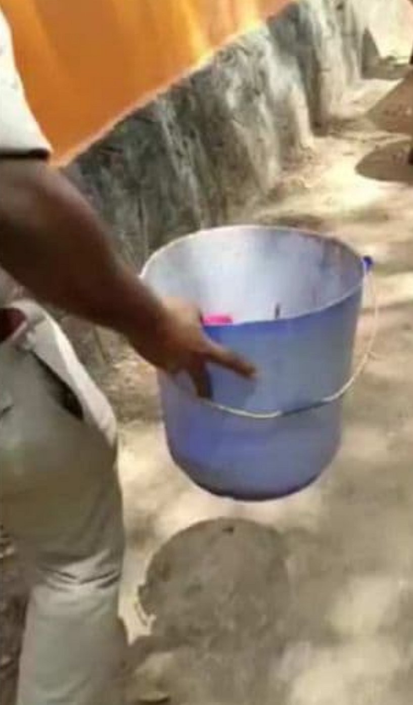 வாளியில் பச்சிளம் குழந்தை; காப்பாற்ற தூக்கிக்கொண்டு ஓடிய போலீஸ் - வைரல் வீடியோ பின்னணி!