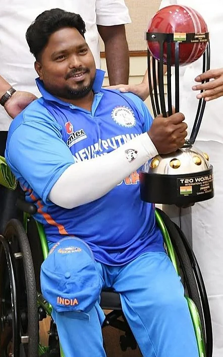 போலி உலககோப்பையுடன் வினோத்பாபு