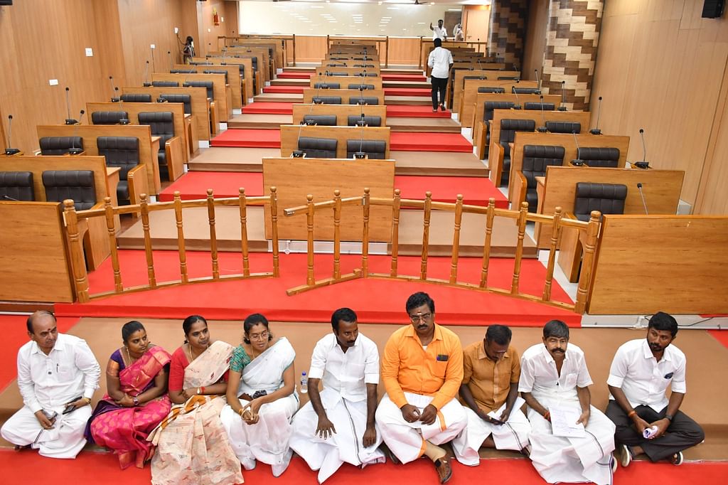 உள்ளிருப்புப் போராட்டம் நடத்திய தஞ்சாவூர்
மாநகராட்சி கவுன்சிலர்கள்