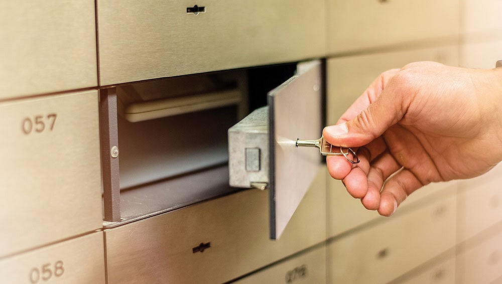 `மகளின் திருமணத்துக்காக பேங்க் லாக்கரில் சேர்த்த 18 லட்சம் ரூபாய்'... கறையான்கள் அரித்த பரிதாபம்!