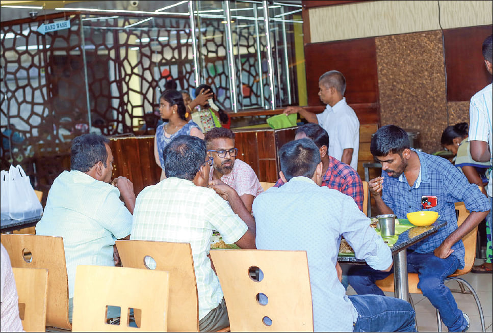 பர்மா ஹோட்டல் ஈரல் கிரேவி...
நாக்கில் நங்கூரமிட்டு உட்காரும்
பாரம்பரிய பரிமாறல்!