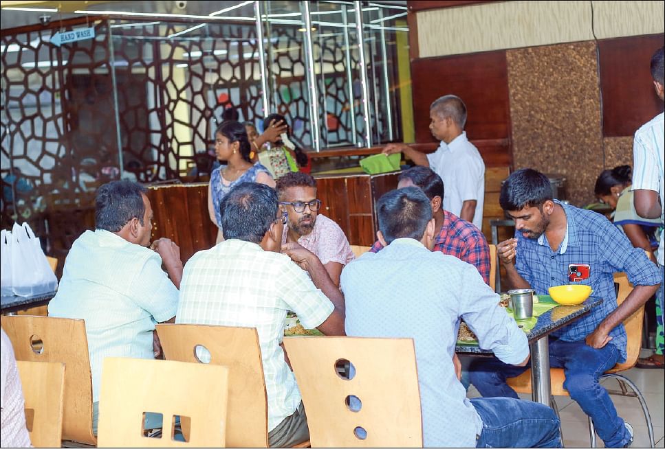 பர்மா ஹோட்டல் ஈரல் கிரேவி...
நாக்கில் நங்கூரமிட்டு உட்காரும்
பாரம்பரிய பரிமாறல்!