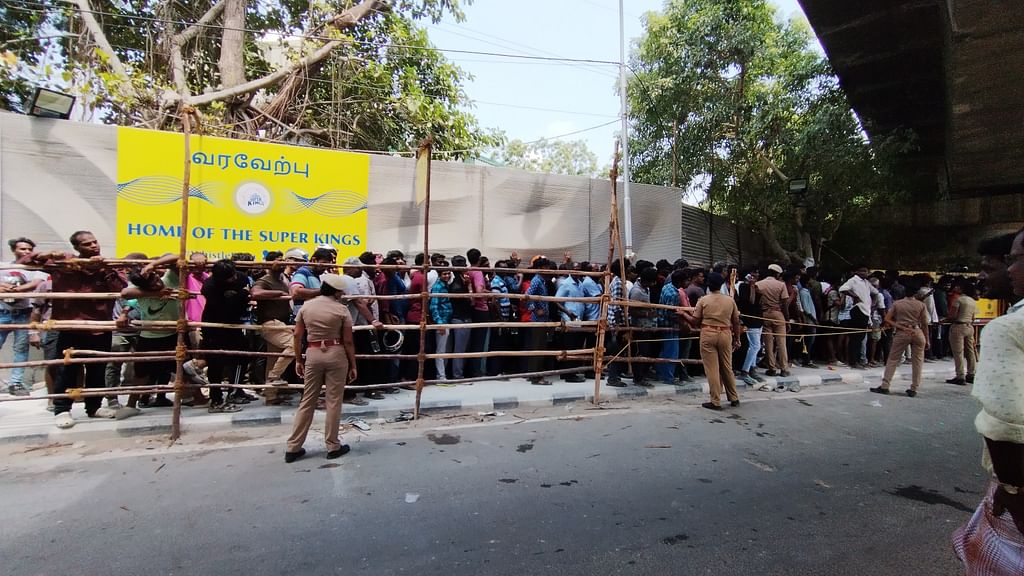 சேப்பாக்கத்தில் டிக்கெட்டுக்காகக் காத்திருக்கும் ரசிகர்கள்